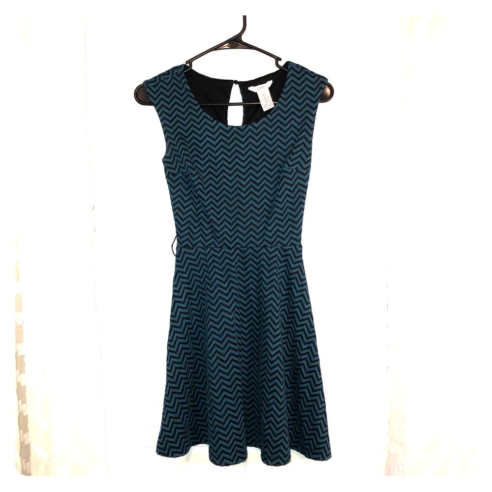 Juniors chevron dress